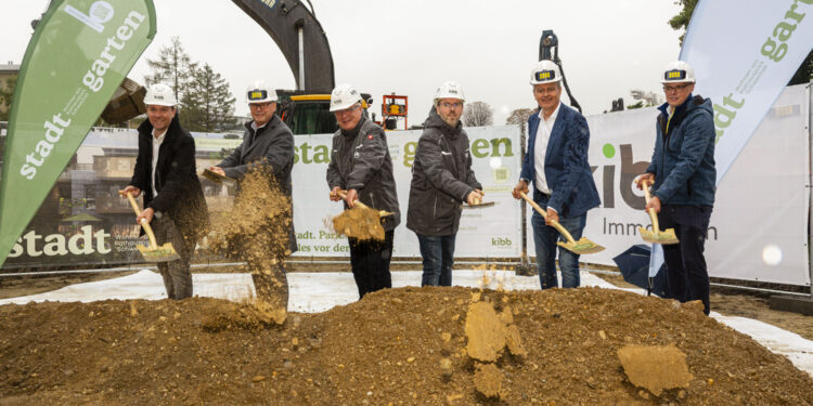 Baustart für Stadtgarten Schwechat: Thomas Auböck, Geschäftsführung KIBB Immobilien; Christian Habisohn, Vizebürgermeister Stadtgemeinde Schwechat; Volker Rohde, Geschäftsführung KIBB Immobilien; Markus Mistelbauer, Projektleitung KIBB Immobilien; Martin Schilling, Technischer Bereichsleiter Porr Bau GmbH; Christian Mramor, Oberbauleiter Porr Bau GmbH. Bild: KIBB/Burger