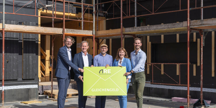 Dachgleiche bei den Stadtvillen in Mödling: ARE Projektentwicklungsleiter Gerd Pichler, ARE Geschäftsführer Gerald Beck, Vizebürgermeister Rainer Praschak, Bürgermeisterin Silvia Drechsler und Rhomberg Geschäftsführer Simon Battlogg, v.l.n.r. Foto: Markus Schieder