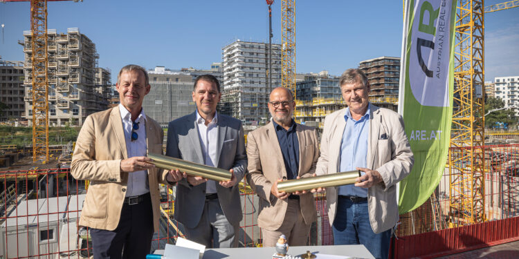 Die finale Bauphase des Village im Dritten wurde eingeläutet: ARE Geschäftsführer Gerald Beck, GERSTL Geschäftsführer Thomas Pech, STRABAG Bereichsleiter Markus Gornik und Bezirksvorsteher Erich Hohenberger. Foto: Markus Schieder