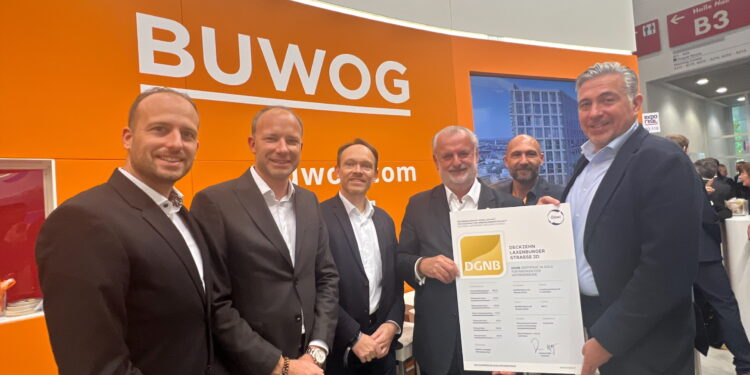 Die Projekt-Auditoren Matthias Labugger und Michael Labugger, Alexander Steppan (Abteilungsleiter BUWOG-Baumanagement), Peter Engert (Geschäftsführer ÖGNI), Michael Herbek (Abteilungsleiter BUWOG-Projektentwicklung) und BUWOG-Geschäftsführer Andreas Holler bei der Übergabe des ÖGNI Gold-Zertifikats für "Deck Zehn". Foto: Katja Haunold
