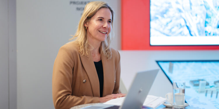 Claudia Brey, Geschäftsführerin von ÖBB Immobilien, stellt die Details zum Nordwestbahnhof vor Journalisten vor. Foto: ÖBB/Leonte