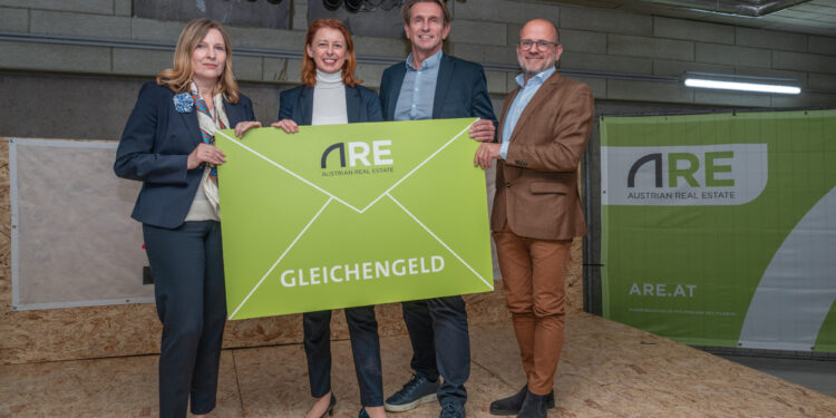 Gleichenfeier an der Linken Wienzeile: ARE Projektmanagerin Cornelia Oberlehner, ARE Projektentwicklungsleiterin Michalea Koban, STRABAG Direktionsleiter Frank Fercher und STRABAG Bereichsleiter Markus Gornik. Foto:  Michaela Mosser