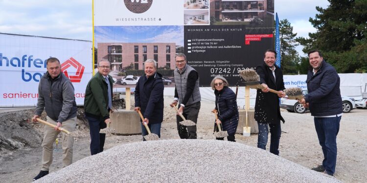 Spatenstich in Wels: Wolfgang Praschl (Stern & Hafferl Bau), Roland Hechenberger (Raiffeisenbank Wels), Richard Stögmüller und Harald Benesch (benesch,stögmüller Architekten), Elisabeth Höffinger, Florian und Georg Kammerstätter (Consulting Company Immobilien. Foto Wolfram Heidenberger, Wels