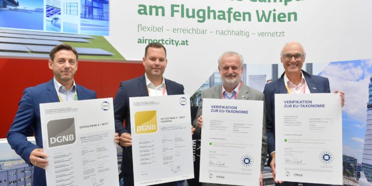 ÖGNI-Auszeichnungen auf der Expo Real: Daniel Riegler, Immobilien Consulting am Flughafen Wien, Michael Wöss, Leiter Real Estate Consulting am Flughafen Wien, Peter Engert, Geschäftsführer der ÖGNI und Peter de Leeuw, Leiter AirportCity Development am Flughafen Wien. Foto: Studio Loske
