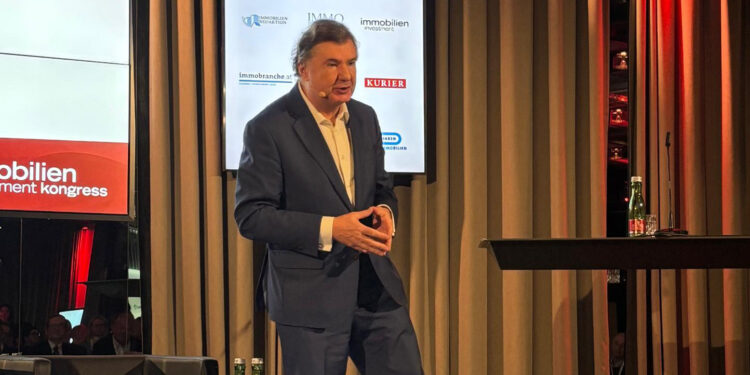 Keynote-Speaker Andreas Salcher beim 3. immobilien investment Kongress. Foto: Hoffmann