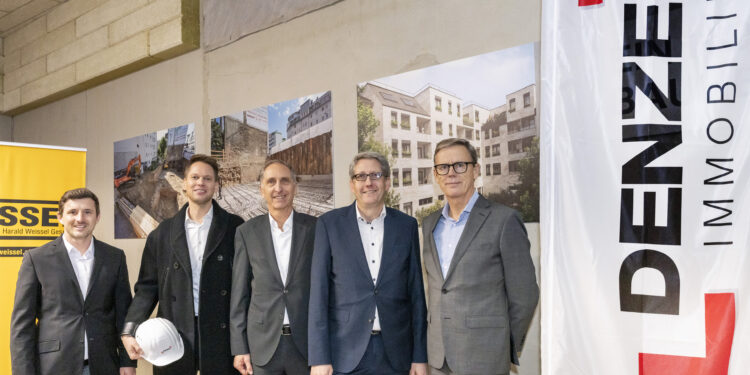 Gleichenfeier Herz & Heim: Denzel-Projektleiter Alexander Petermann, Leiter der Immobilienabteilung Michael Hudelist, Vorstände Heinz Gruber, Bernhard Stark, Hansjörg Mayr. Foto: W. Denzel AG