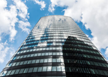 Invest AG übernimmt Mehrheit an Adomo