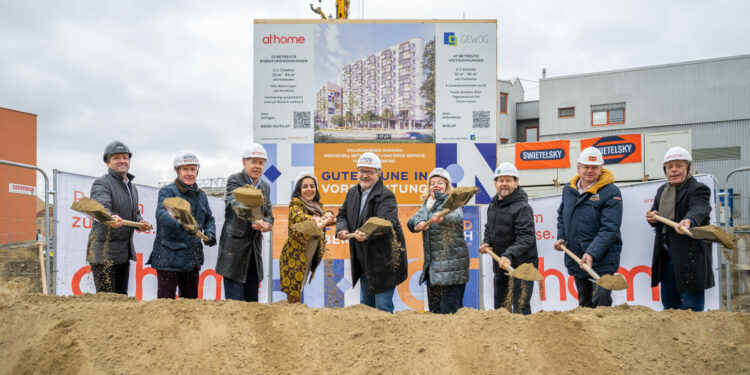 Spatenstich in der Muthgasse: Florian Rode (HNP architects), Michael Schödl (Bezirksrat), Josef Wiesinger (at home),
Mahboobeh Bayat (Stv. Bezirksvorsteherin), Peter Hacker (Stadtrat), Anita Bauer (FSW),
Christian Wieseneder (GEWOG), Gerhard Maier (Swietelsky), Thomas Mader (Abgeordneter Wiener Landtag) - v.l.n.r. Foto: Raphael Fasching