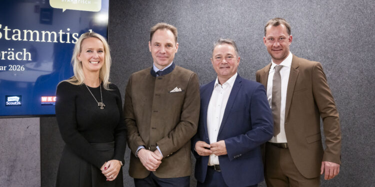 Immobilien-Stammtisch: Ellen Moll, WKO Fachgruppenobfrau Immobilien- und Vermögenstreuhänder, Dr. Andreas Köttl, Präsident der Österreichischen Projektentwicklung VÖPE ud Präsident der Österreichischen Gesellschaft für nachhaltige Immobilienwirtschaft ÖGNIW, Dr. Norbert Sieber, Abgeordneter zum Nationalrat und Sprecher der ÖVP im Ausschuss für Bauten und Wohnen  und Nikolaus Resl, Geschäftsführer der P&R Verwaltung GmbH während der Pressekonferenz vor dem  6. Immobilien-Stammtisch am 15. Januar 2026 im Media Campus Tirol.   Foto: ProMedia / Jan Hetfleisch