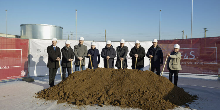 Spatenstich für den Bauteil III im Green Logistics Park in Loosdorf. Im: Christoph Fallmann (BH Melk), René Hofbauer (WK NÖ, Bezirksstelle Melk), Bgm.Thomas Vasku (Gemeinde Loosdorf), Walter Schisernig (SCHISERNIG Real Estate Investor), Nationalrat Alois Scholl, Hannes Hasibar (GMS GOURMET), Wolfgang Fischer (GMS GOURMET), Ing. Alex Liebewein (F & S Real Estate Solutions), Josef Kegelreiter (Planer). Foto: Jürgen Kranzler