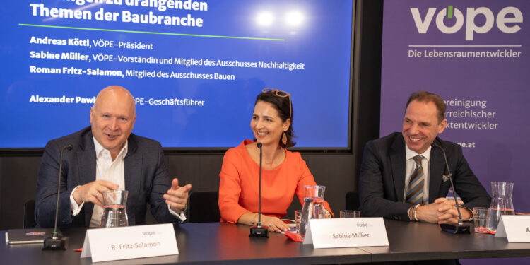 Die VÖPE präsentiert Lösungen zu drängenden Themen der Baubranche: Roman Fritz-Salamon, Sabine Müller, Andreas Köttl, v.l.n.r. Foto: Alba Communications