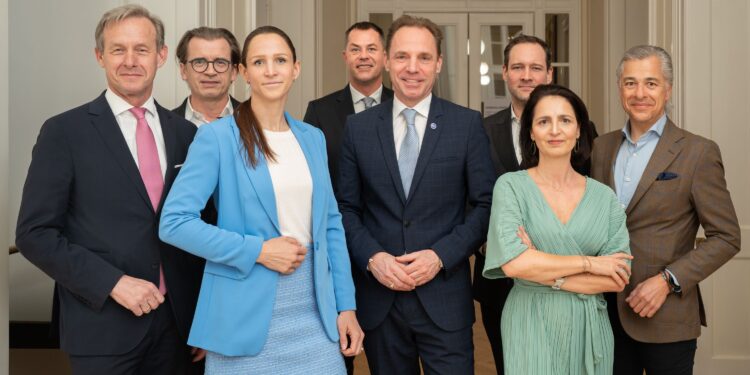 Das VÖPE-Präsidium: Gerald Beck, Erwin Größ, Nadja Holzer, Philipp Resl, Andreas Köttl, Christopher Pongratz, Sabine Müller, Peter Ulm, v.l.n.r. Foto: Alba Communications/Niederhammer