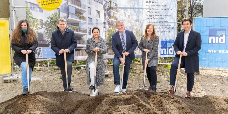 NID setzt gemeinsam mit den Projektbeteiligten und dem stellvertretenden Bezirksvorsteher, Karl Gasta, den Spaten für 40 neue Mietwohnungen: Denise Hammer, WGA ZT GmbH, Michael Neubauer, Geschäftsführer NOE Immobilien Development GmbH, Sabine Hanke, Geschäftsführerin Voitl & Co Baugesellschaft mbH, Karl Gaste, stellvertretender Bezirksvorsteher Wien Donaustadt, Claudia Pillwein, Raiffeisenbank Mödling, Jürgen Brandstötter, Raiffeisenbank Mödling, v.l.n.r. Foto: leadersnet.at/C. Mikes