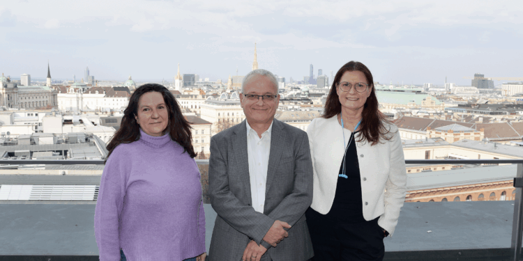 Ohne Finanzierung keine Sanierung: Wolfgang Amann, Geschäftsführender Gesellschafter des IIBW und Aufsichtsrat bei Renovave.at und Susanne Formanek, Vorstand und kaufmännische Projektleiterin von Renovave.at und Geschäftsführerin GrünStattGrau. Foto: Gerhard Enzenberger