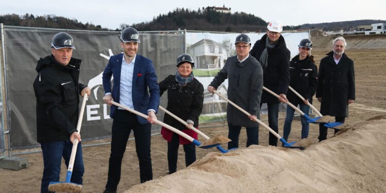 Spatenstich für Future Park Reidling: Bernhard Rassinger (ELK), Stefan Anderl (Geschäftsführer ELK), Vizebürgermeisterin Alexandra Krauss, Bürgermeister Erwin Häusler, Thomas Limbeck (Strabag), Theresa Janisch (ELK), Helmut Marschitz (Marschitz & Beber, v.l.n.r. Foto: ELK