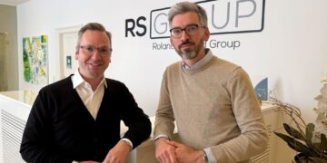 Roland Schmid holt Alexander Playford an Board. Foto: IMMOunited