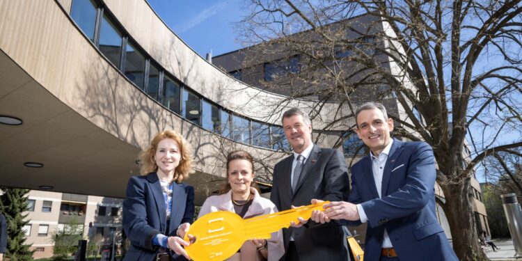 Schlüsselübergabe beim Cybersecurity Campus Graz: . Eva-Maria Holzleitner, Bundesministerin für Frauen, Wissenschaft und Forschung, Christine Dornaus, Geschäftsführerin BIG, Horst Bischof, Rektor der TU Graz, Stefan Mangard, Institutsleiter, v.l.n.r. Foto: Lunghammer