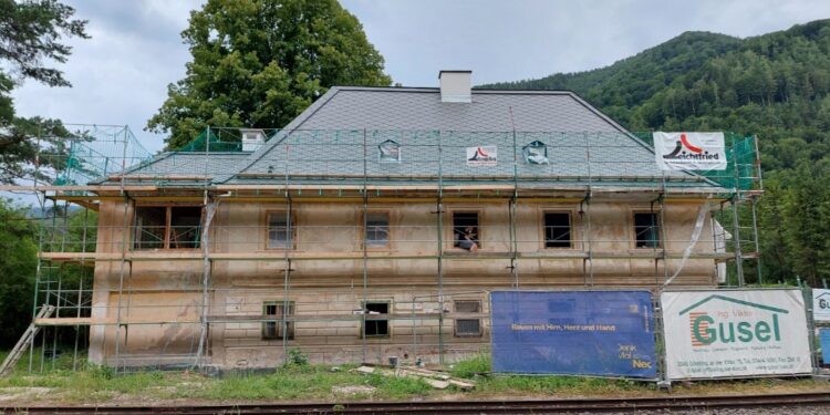 DenkMalNeo musste Insolvenz anmelden. Im Bild das Projekt Hammerherrenhaus in Kienberg. Foto: DenkMalNeo