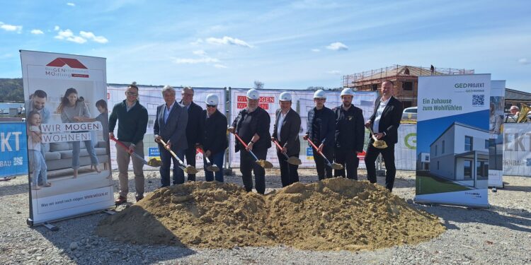 Spatenstich in Traismauer: Alexander Kamper, Hannes Sauer, Robert Weber, Dietmar Geiger, Andreas Holzmann, Herbert Pfeffer, René Stockinger, Manuel Czech, Admir Mehmedovic, v.l.n.r. Foto: GED
