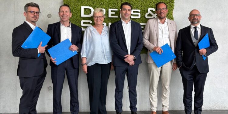 Drees & Sommer setzt Fuß in Polen: Łukasz Lenczewski (Geschäftsführer bei ADC), Jörg Wohlfarth (Partner bei Drees & Sommer), Ulrike Giß (M&A Lead bei Drees & Sommer), Dimitrios Niros (Senior Team Lead bei Drees & Sommer), Steffen Szeidl (Vorstandsvorsitzender und Partner von Drees & Sommer), Bogusław Paciorek (Geschäftsführer bei ADC) © ADC / Drees & Sommer