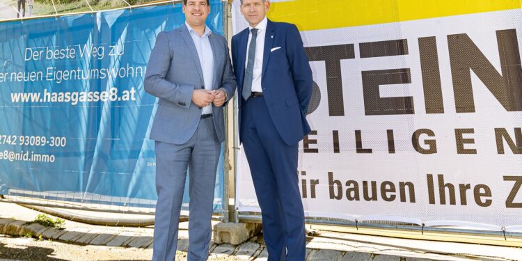 BŸrgermeister Dominic Litzka feiert mit Bmstr. Ing. Michael Neubauer (NID) die Dachgleiche des Wohnprojekts Wolk.Home. in Wolkersdorf im Weinviertel
