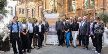Schulterschluss für die Sanierung: Iris Kaltenegger (RENOWAVE.AT), Margot Grim-Schlink (IG LZ Bau), Walter Seemann (WK Wien), Conrad Bauer (WKW), Susanne Draxler (FV Ingenieurbüros), Daniel Fügenschuh (Bundeskammer ZT), Wolfgang Kradischnig (IG LZ Bau), Hans Jörg Ulreich (FV Immobilien), Inge Schrattenecker (ÖGUT/klimaaktiv), Martin Aicholzer (ÖIAV), Susanne Formanek (RENOWAVE.AT), Günter Steurer (Bundesinnung Bau), Klaus Thürriedl (Bundeskammer ZT), Ulla Unzeitig (RENOWAVE.AT), Helene Konrad (IG LZ Bau) (v.l.n.r.). Foto: Sanierungsgipfel 2026/Christian Hofer