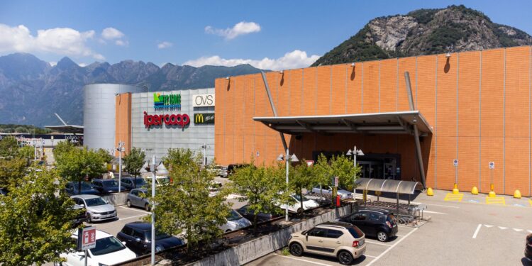Die Supernova hat zwei weitere italienische Shoppingcenter erworben. Im Bild: Das Le Isole Shopping Center in Piemont. Bild: Supernova