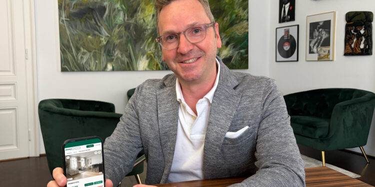 Roland Schmid, Eigentümer und Geschäftsführer IMMOunited GmbH mit Screen neues 
 Immobilienportal IMMOunited. Bild: IMMOunited
