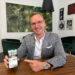 Roland Schmid, Eigentümer und Geschäftsführer IMMOunited GmbH mit Screen neues 
 Immobilienportal IMMOunited. Bild: IMMOunited