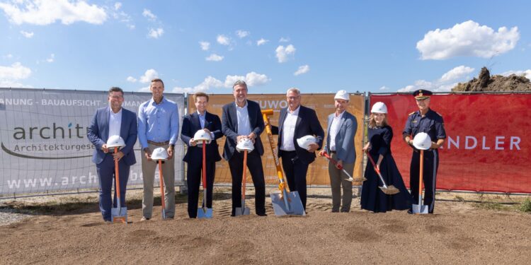 Buwog startet Bau für "Zielgerade" in Eisenstadt: v. l. Werner Fleischhacker (Planungsdirektor), Nikolaus Turbock (architurbo), Markus Handler (Handler), Andreas Holler (BUWOG), Thomas Steiner (Bürgermeister), Robert Hergovich (SPÖ Klubvorsitzender und Regierungskoordinator), Barbara Freiler (Handler) und Marin Huber (Landespolizeidirektor), v.l.n.r. Foto: Buwog/Huger