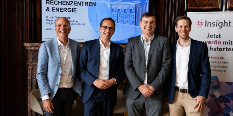 Das Panel des Auftakt-Summits der neuen AI Competence Initiative: Jan Schaumburg, Director of Solutions and Delivery DACH bei Insight, Reinhard Czerny, CFO, Burgenland Energie AG, Marius Mählmann, Managing Director der HOCHTIEF Data Center Partner GmbH, Phillip Wallner, CEO, Napfel GmbH. Foto: Hoffmann