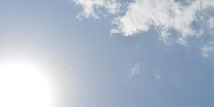 Die Hitzewellen im Sommer sind auch in Gebäuden spürbar. HELLA fordert nun einheitliche Standards beim Bau- und Sanierung. Foto: pixabay.com