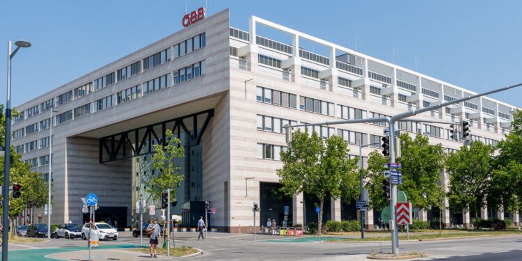 Im Zuge des ungewöhnlich heißen Sommers sieht CBRE Aufrüstbedarf bei älteren Bürogebäuden. Dass das möglich ist, zeigt CBRE anhand des Objekts Lasalle-Straße. Foto: Katharina Schiffl