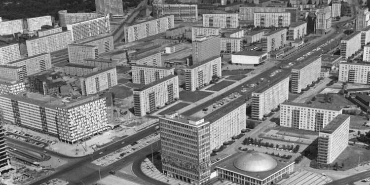Bild: Luftbild der Karl-Marx-Allee in Berlin in den 1960er-Jahren. Foto: FORTEPAN / Nagy Gyula, CC BY-SA 3.0, via Wikimedia Commons