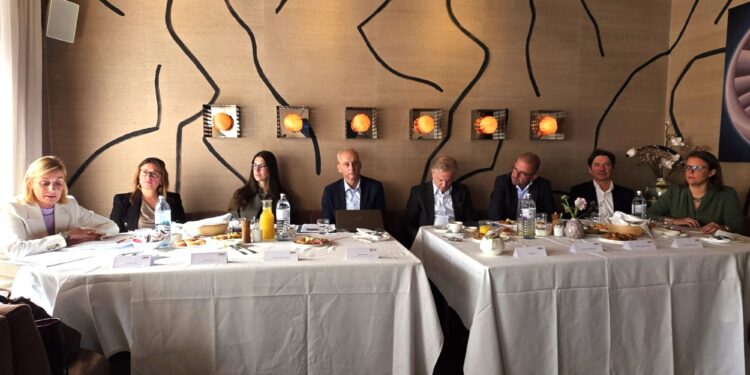 Für die ÖRAG ist eine konkrete Prognose zu einer Markterholung zu früh. Im Bild: Karin Bosch, Jelena Pirker, Aleksandra Mitrovic, Helge Scheunemann, Stefan Brezovich, Michael Buchmeier, Johannes Endl, Elisa Stadlinger, v.l.n.r. Foto: cjs