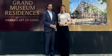 Der Verkauf der Wohnungen der Grand Museum Residences startet - vorerst als Secret Sale. Im Bild: Georg Flödl (Funk Immobilien) und Karina Schunker (EHL Wohnen). Foto: EHL