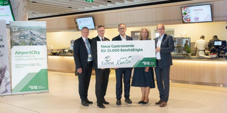 Eurest wird künftig die 23.000 Mitarbeitenden am Flughafen Wien mit Essen versorgen: Christian Moser,  Hospitality Manager Flughafen Wien AG, Wolfgang Scheibenpflug, Geschäftsbereichsleiter Immobilien- und Standortmanagement der Flughafen Wien AG, Günther Ofner, Vorstand der Flughafen Wien AG, Angelika Ponecz, Geschäftsführerin Vienna AirportCity, v.l.n.r. Bild: Flughafen Wien