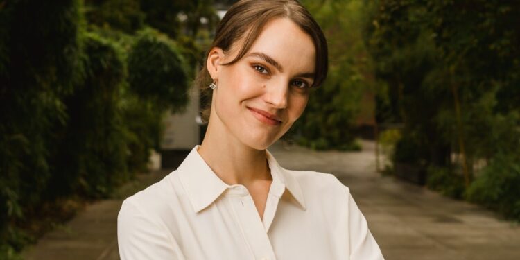 Klimajournalistin Louisa Schneider. Bild: Simon Veith | Nachhaltige Fotografie