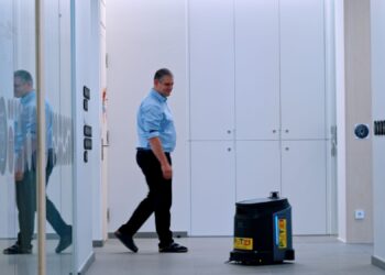 Reinigungsroboter kann jetzt selbstständig Schindler-Aufzüge fahren