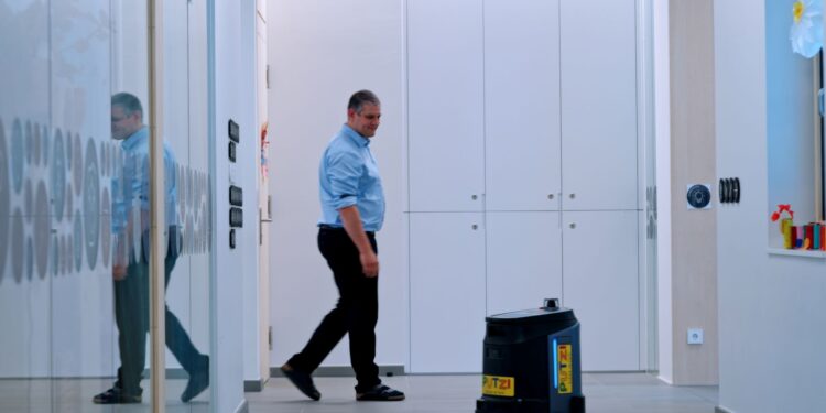 Reinigungsroboter "Putzi" kann selbstständig über den Aufzug das Stockwerk wechseln. Die digitale Schnittstelle Schindler CoLab macht's möglich. Foto: Schindler