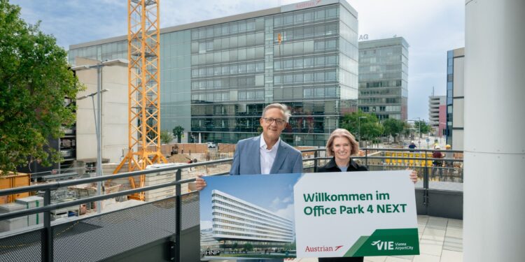 Der Office Park 4 Next hat mit Austrian Airlines den Hauptmieter gewonnen. Im Bild: Flughafen Wien-Vorstand Günther Ofner und Austrian Airlines CEO Annette Mann. Foto: Flughafen Wien AG