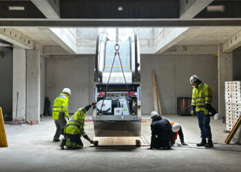 Präzisionsarbeit: hochmoderne Schindler-Fahrtreppen in Linz eingehoben