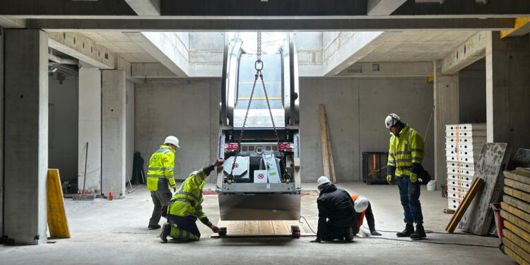 Schindler Servicetechniker installieren eine neue Fahrtreppe