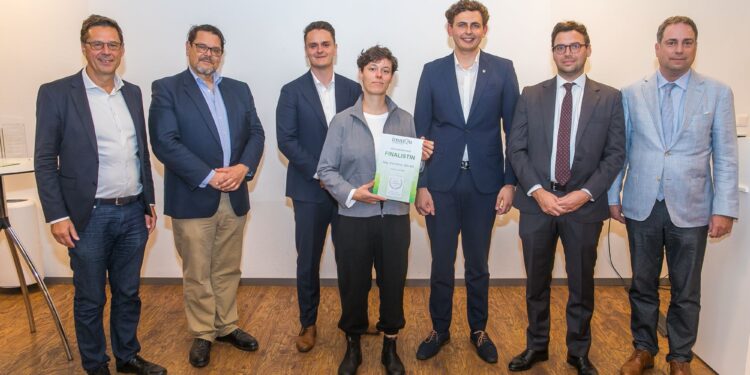 Best of 5 Immograduates-Gala: Alexander Bosak, Frank Brün, Moritz Köfler, Elia Stefan (Gewinnerin) , Matthias Koch, Martin Zikeli,
Alexander Scheuch, v.l.n.r. Bild: ImmQu