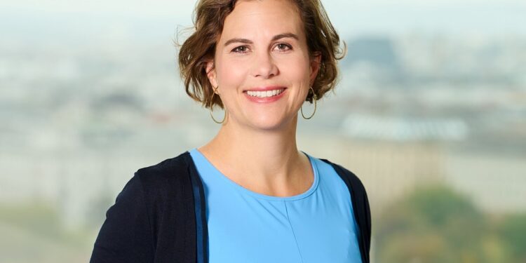 Sophie Hofmann-Warnke wird bei Raiffeisen Wohnbau schrittweise die Agenden von Gerhild Bensch-König übernehmen, die sich nach 35 Jahren im Februar von ihrer aktiven Rolle zurückziehen wird. Bild: Sabine Klimpt